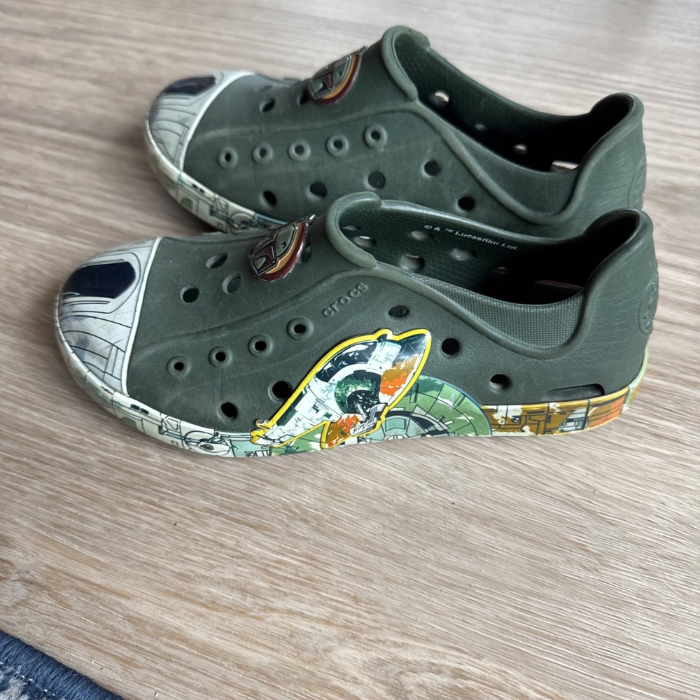Star Wars Crocs Boba Fett Boys Shoes Sz 2 Disney Water Shoes - Picture 3 of 6